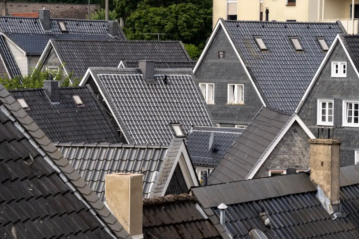 Steep roof eaves and gutter lines on houses in Kingman, AZ